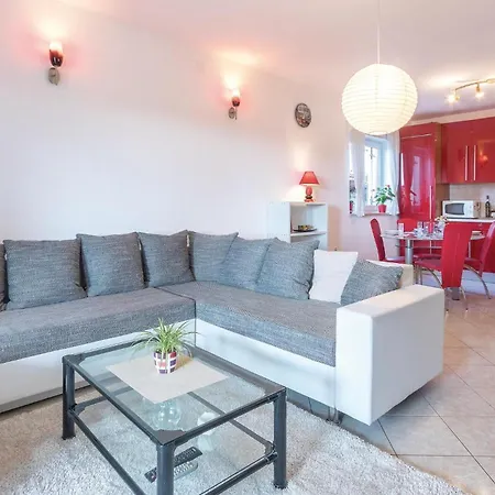 Stunning In With Kitchen Apartment *